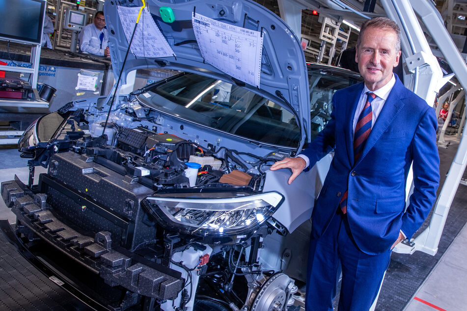 Herbert Diess, VW-Konzernchef, steht am Montageband bei der Produktion des Elektroautos ID.3 im Zwickauer VW-Werk.