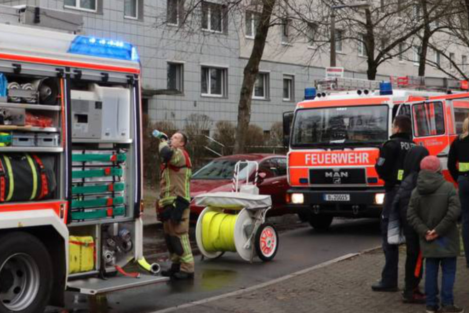 Berlin: Berlin-Hellersdorf: Mieter durch Löschversuche verletzt