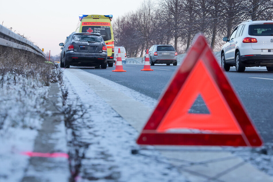 Nach Reifenpanne: Mann (33) wird auf Bundesstraße von Auto erfasst und stirbt