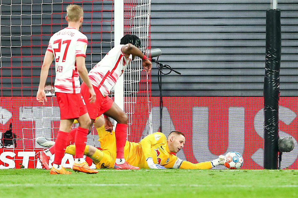 15. Minute: RB Leipzigs Péter Gulácsi (r.) lässt einen Ball nur abtropfen, sorgt so für einen gefährlichen Nachschuss.