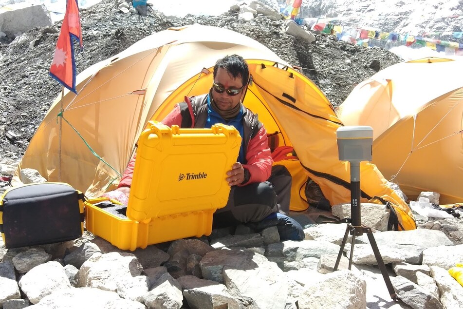Khim Lal Gautam überprüft Instrumente im Basislager des Berges.