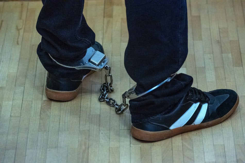 Mit Fußfesseln stand einer der Angeklagten vor Gericht.