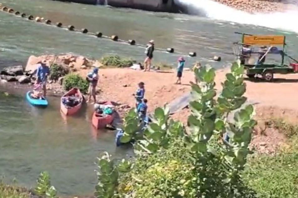 Entspannt wollten ein paar Touristen und die Familie von Renae Bunster eine Paddeltour im australischen Lake Argyle machen. Doch wenige Meter neben ihnen stand etwas, dass die Frau mächtig nervös machte.