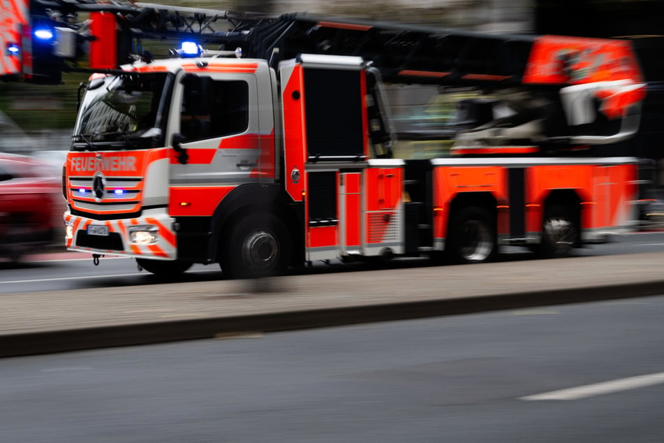 Sieben Bewohner mussten von den Einsatzkräften mit einer Drehleiter aus ihren Wohnungen geholt werden. (Symbolbild)