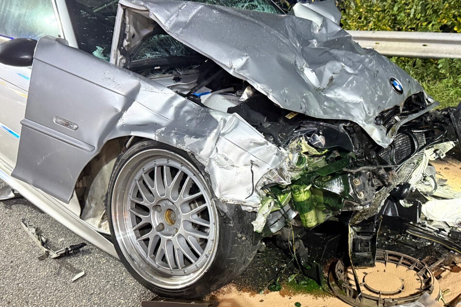 Bei dem Unfall auf der L307 entstand nach Schätzung der Polizei Sachschaden in Höhe von rund 20.000 Euro, die Landstraße wurde gesperrt.
