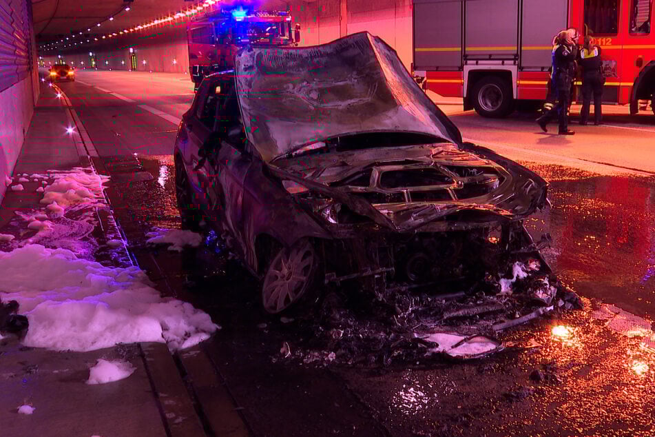 Am Sonntag ging ein Auto im Tunnel Hamburg-Schnelsen auf der A7 in Flammen auf.