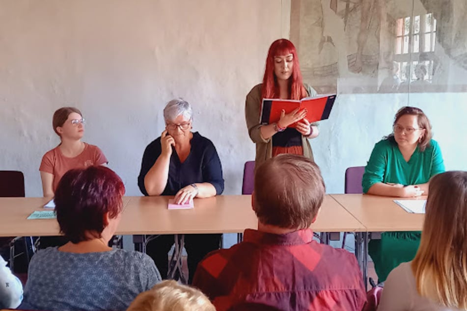 Geschriebenes wird gelesen beim Festival.