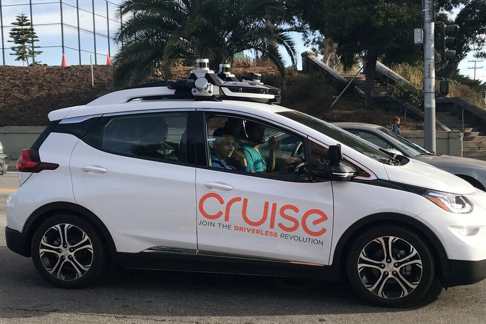 San Francisco cops pull over driverless taxi in hilarious video