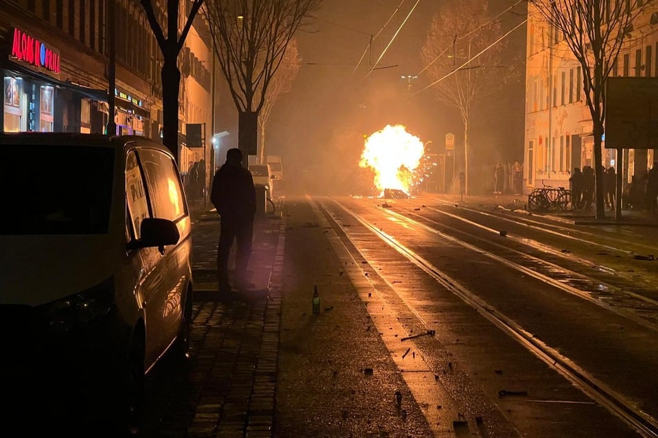 Neben Böllern und Raketen wurden auf der Eisenbahnstraße auch Mülltonnen angezündet.