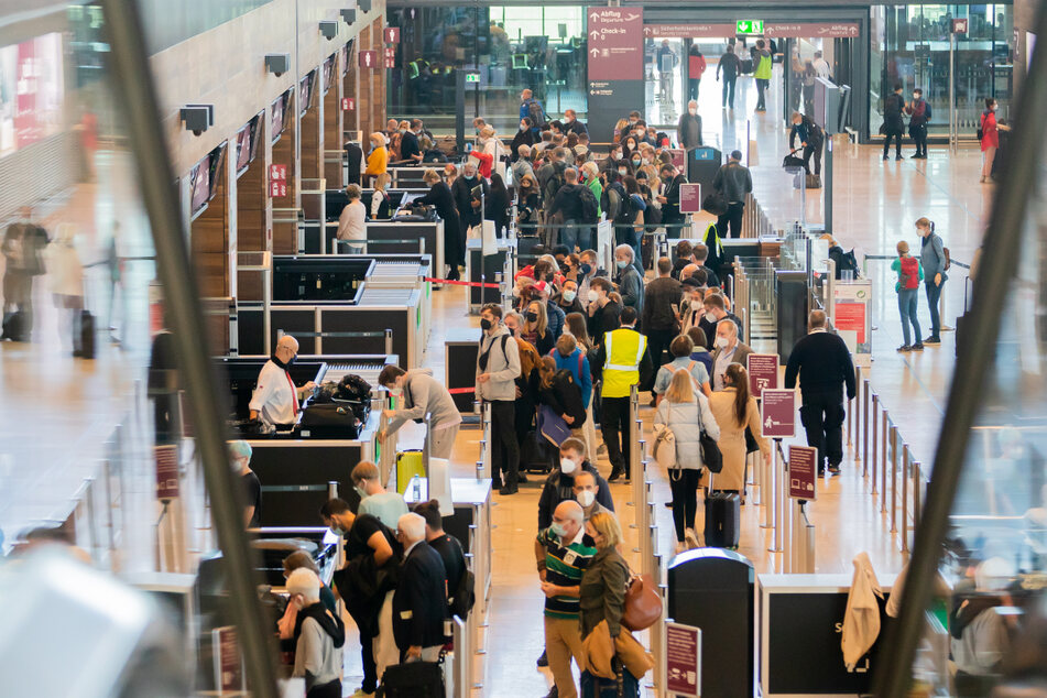 Berlin: Pannenflughafen BER macht seinem Namen alle Ehre: Hohn und Spott nach Chaos