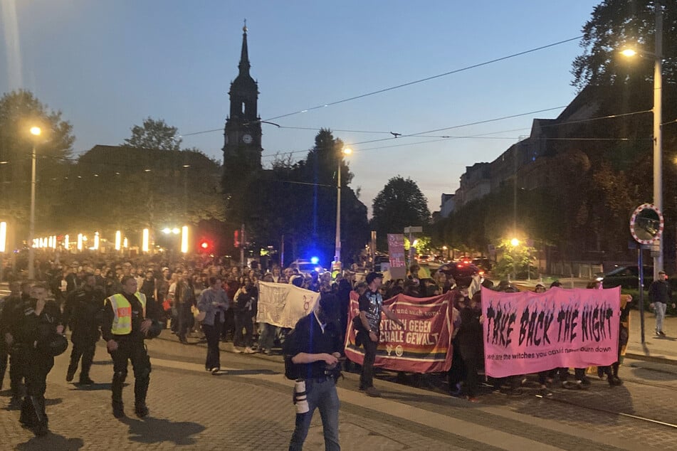 Von der Polizei begleitet, zog der Tross durch Dresden.