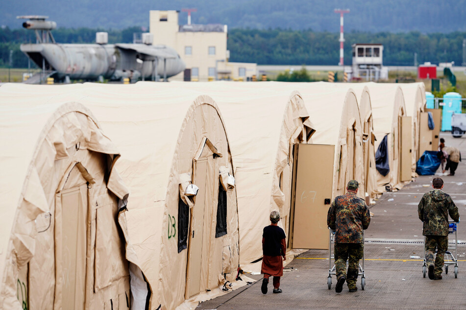 Auf dem US-Stützpunkt im pfälzischen Ramstein hat das medizinische Personal damit begonnen, die afghanischen Flüchtlinge gegen Masern, Mumps, Röteln und Windpocken zu impfen.