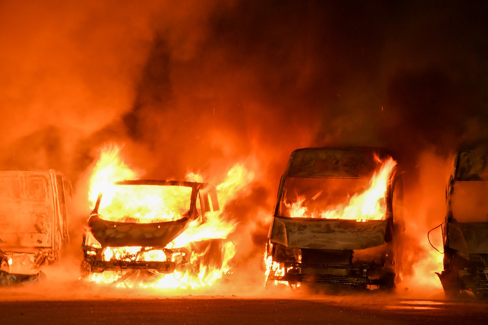 Hamburg: Mehrere Transporter von Mietwagenfirma in Flammen!