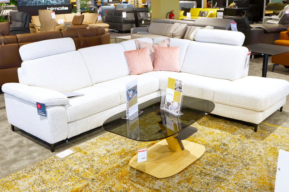 Möbelhaus verkauft dieses Sofa am Sonntag (13.9.) zum kleinen Preis