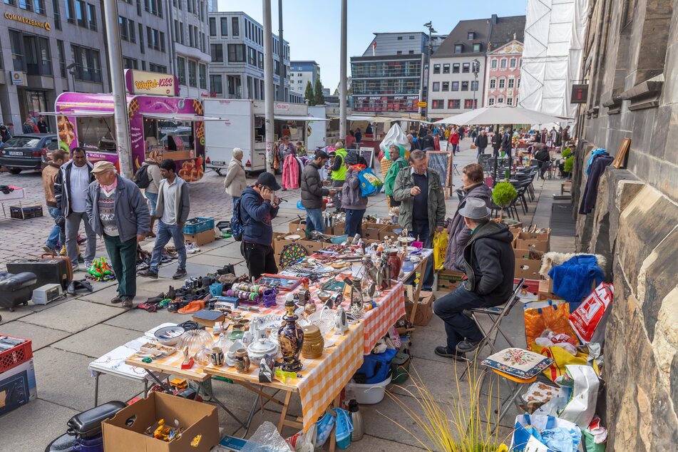 Auf dem Chemnitzer Markt ist Trödelmarkt.