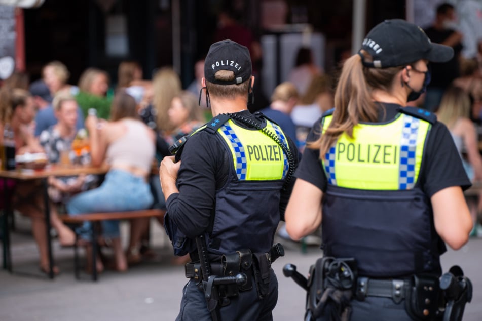 Zwei Polizisten laufen auf der Sternschanze Streife.