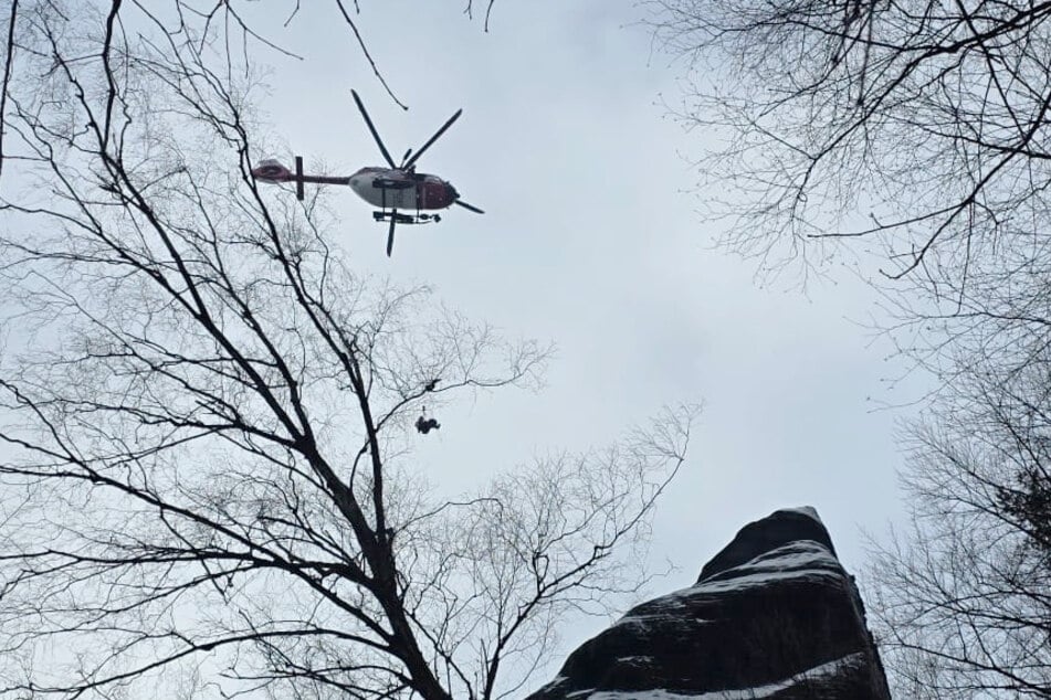 Per Rettungshubschrauber wurde die schwer verletzte Wanderin (56) in ein Krankenhaus gebracht.