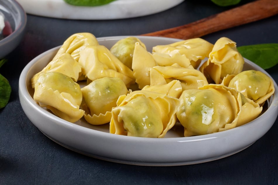 Zusammen mit einer Freundin – und weiteren Restaurantbesuchern – bestellte die Verstorbene Tortellini. Danach klagten viele Gäste über gesundheitliche Probleme. (Symbolbild)