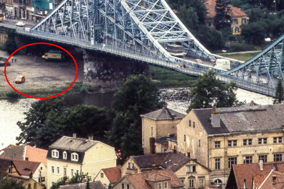 Dresden im Spätsommer 1992: Unterhalb vom Blauen Wunder parken zumindest einige Autos. Ob das reicht, um den Parkplatz zu retten, ist fraglich.