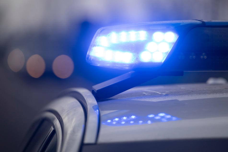 Reisebus stürzt in Straßengraben: Zwölf Menschen sterben, Fahrer festgenommen