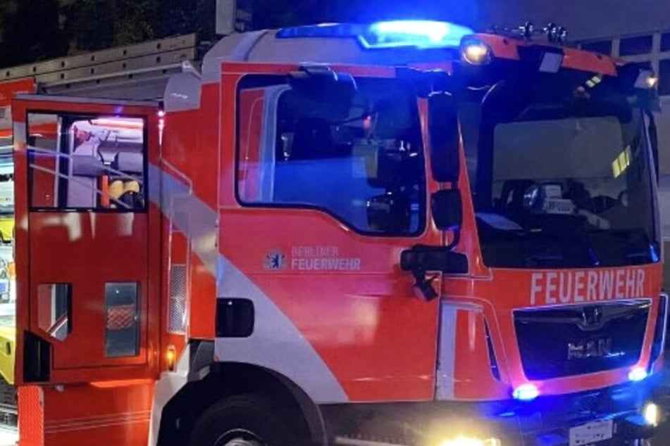 Berlin: Kinderwagen brennt in Lichtenberg: Feuerwehr mit 62 Kräften im Einsatz