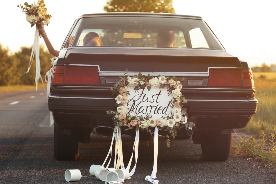 Eine Spritztour mit dem Hochzeitsauto endete für ein Brautpaar im Grünstreifen der A95. (Symbolbild)