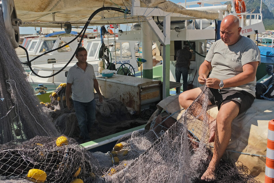 Cengiz Balta (li) und ein weiteres Kooperativen-Mitglied im Hafen von Antalya.