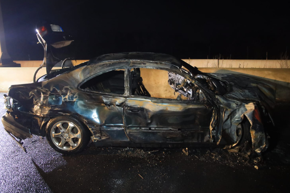 Der Fahrer des Wagens wurde schwer verletzt. Das Auto brannte vollständig aus.
