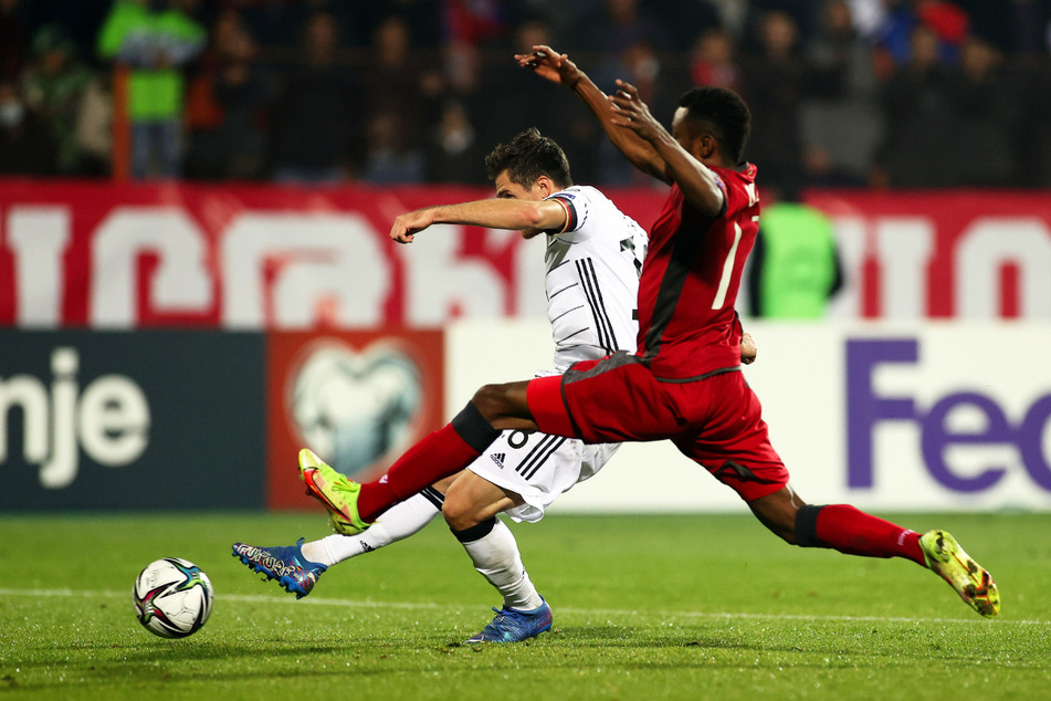 Jonas Hofmann (l.) schießt zum 4:1 für Deutschland ein.
