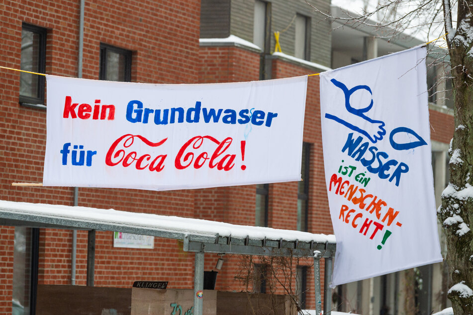 "Kein Grundwasser für Coca Cola" steht unter anderem auf einem Protest-Banner nahe des geplanten Coca-Cola-Brunnens. (Archivbild)