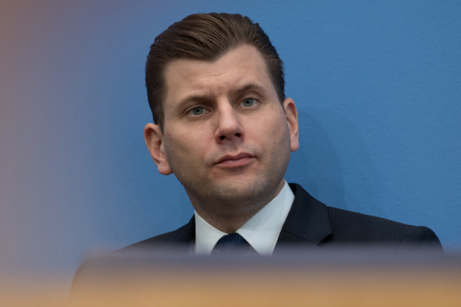 Dem früheren AfD-Sprecher Christian Lüth (44) wurde vom Vorstand der AfD-Bundestagsfraktion aufgrund menschenverachtender Äußerungen fristlos gekündigt.