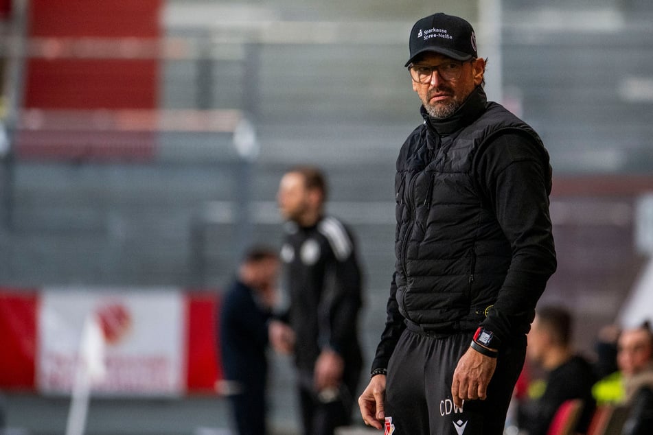 Cottbus-Coach Pele Wollitz (60) sieht in einigen Regularien der 3. Liga keine einheitliche Linie.