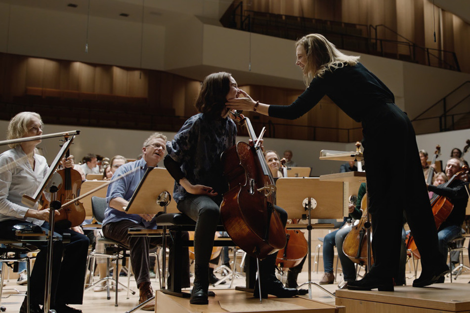Cate Blanchett (58, r.) als Lydia Tár mit Sophie Kauer als Cellistin Olga Metkina. Auf dem Foto sehen wir die Dresdner Philharmonie im Kulturpalast, im Film ist es anders.