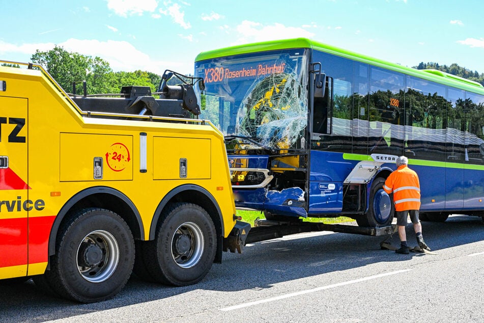Bus kracht ungebremst in BMW: Fahrer muss von Feuerwehr aus Wrack befreit werden