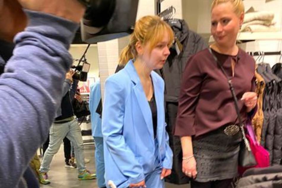 Hätte Kandidatin eins, Nicole (27), lieber mal diesen hellblauen Hosenanzug gekauft. Das finale Outfit traf gar nicht Guido Maria Kretschmers (59) Geschmack.