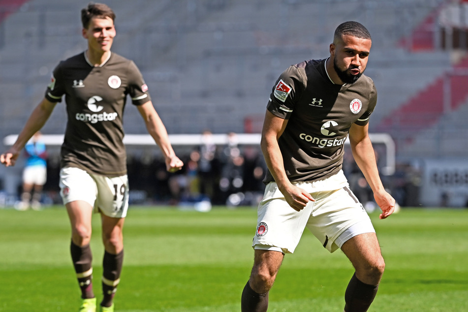 Mal wieder einer der Auffälligsten: St. Paulis Daniel-Kofi Kyereh (25, r.) scheint nahtlos an seine bärenstarke Saison anknüpfen zu können. (Archivfoto)