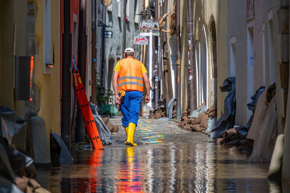 Während die Aufräumarbeiten in Süddeutschland, wie hier in Passau, auf Hochtouren laufen, ist bereits das nächste Gewitter im Anmarsch.