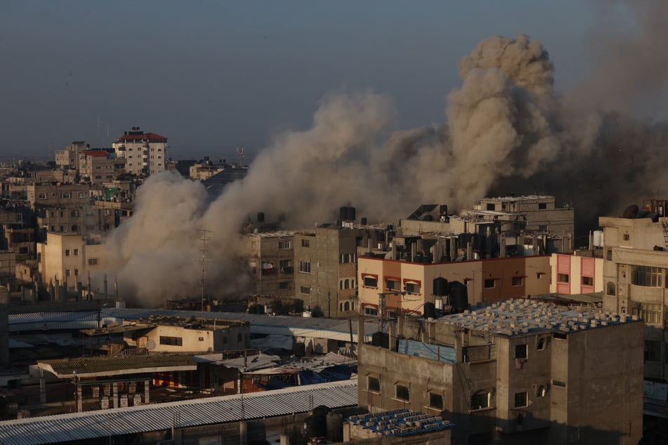 Rauchschwaden in Rafah nach einem israelischen Luftangriff auf die Stadt im südlichen Gazastreifen nach Beendigung der Feuerpause.