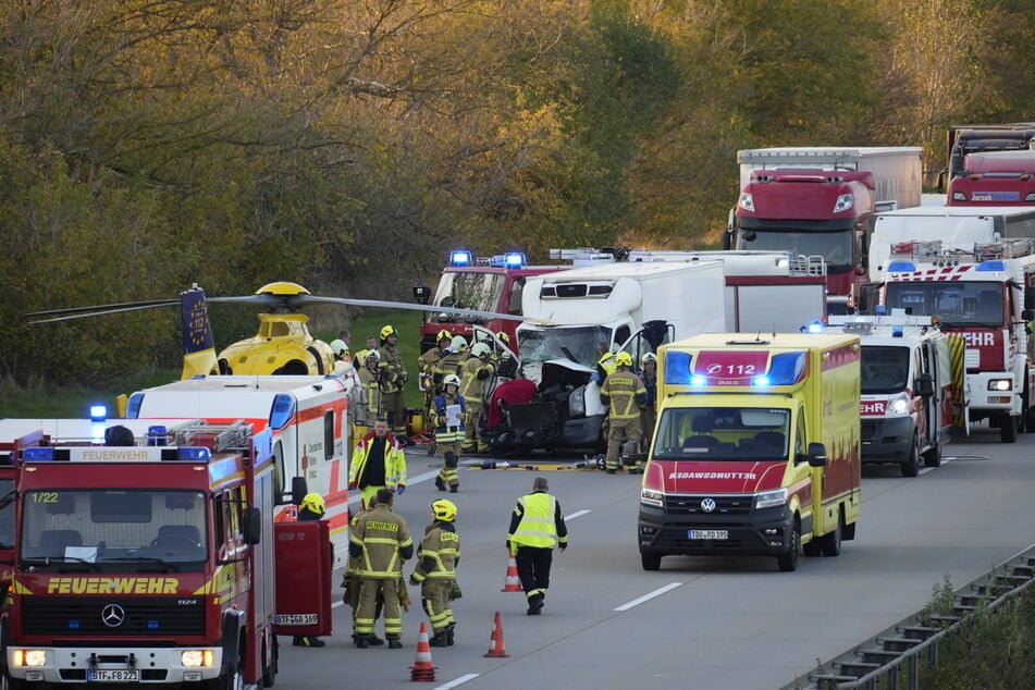 Ein Transporter krachte am Mittwoch auf der A9 gegen einen Lastwagen.