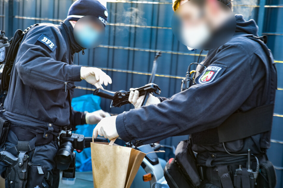 Die Beamten stellten im Rahmen der Durchsuchung verschiedene Waffen sicher, darunter auch eine Armbrust.