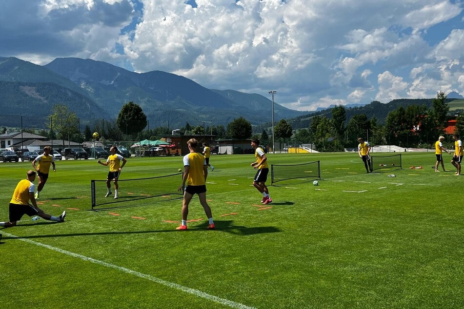 Die Dynamo-Kicker messen sich im Fußball-Tennis.