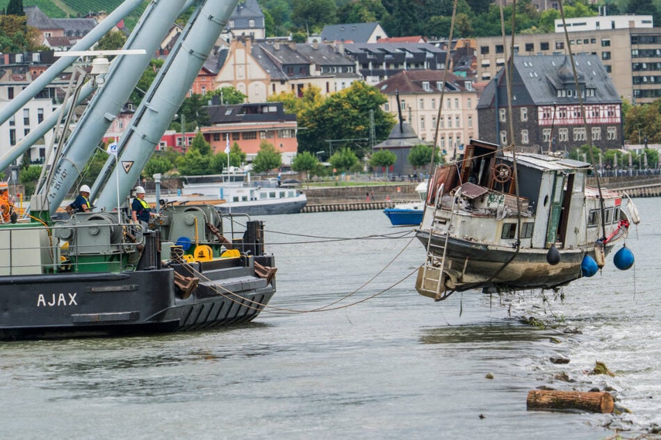 Die Bergung aus dem Rhein hat insgesamt etwa viereinhalb Stunden gedauert.