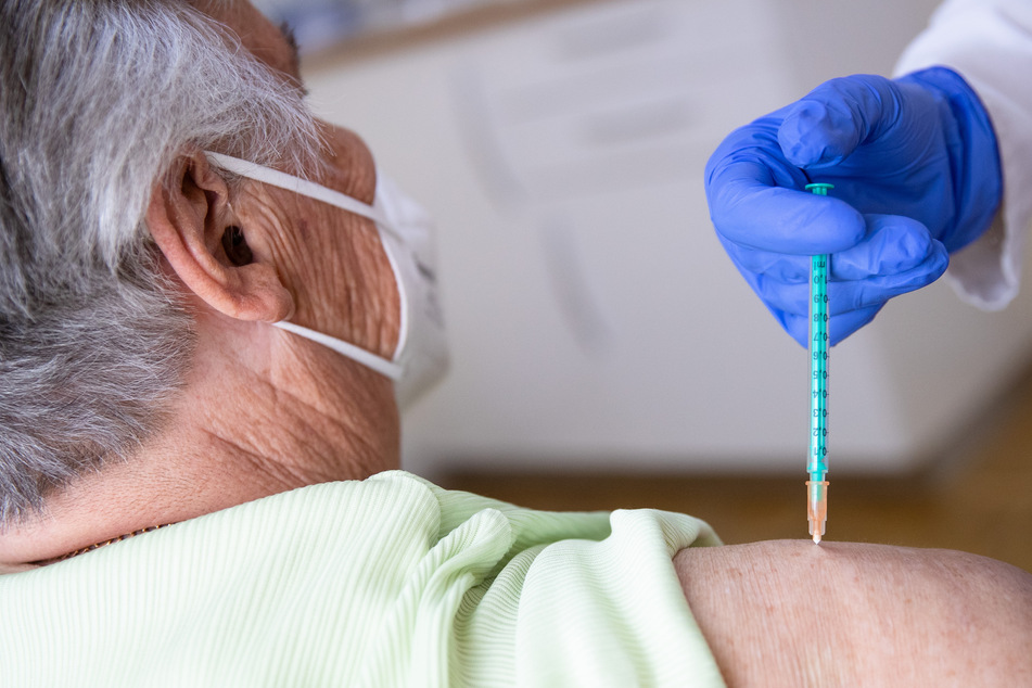 Eine Ärztin aus Baden-Württemberg impft eine Patientin gegen das Coronavirus. Dabei wird der Impfstoff von BioNTech/Pfizer genutzt.