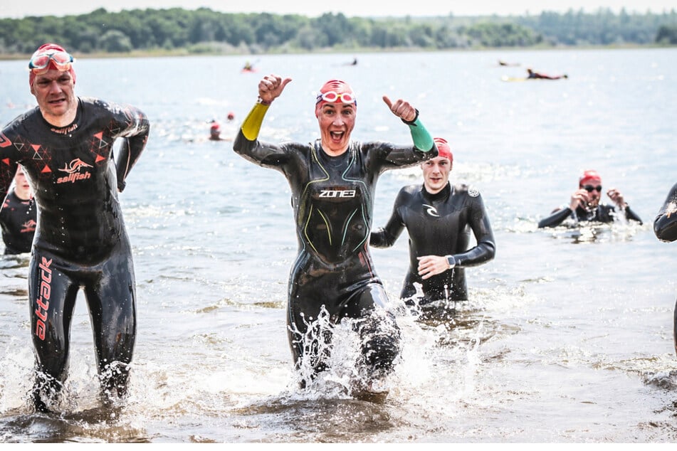 Ein Triathlon besteht aus den Disziplinen Schwimmen, Radfahren und Laufen.