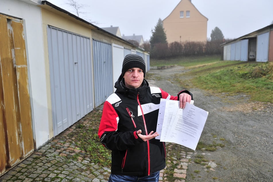 Bürokratie-Wirrwarr: Toni Dietel (38), Mitbegründer der Bürgerinitiative, hat für seine beiden Garagen mehrere Verträge.