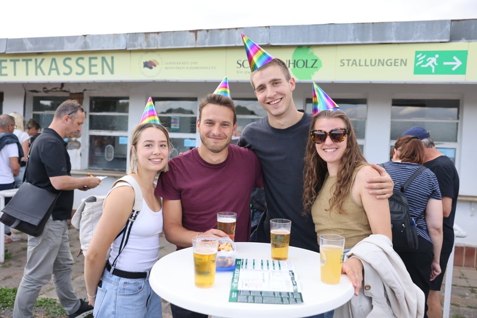 Ansprechend dem Anlass ließen diese Gäste Sonnenhut und Fascinator daheim und kamen stattdessen schon am Nachmittag mit Party-Hüttchen bereit zum Feiern.