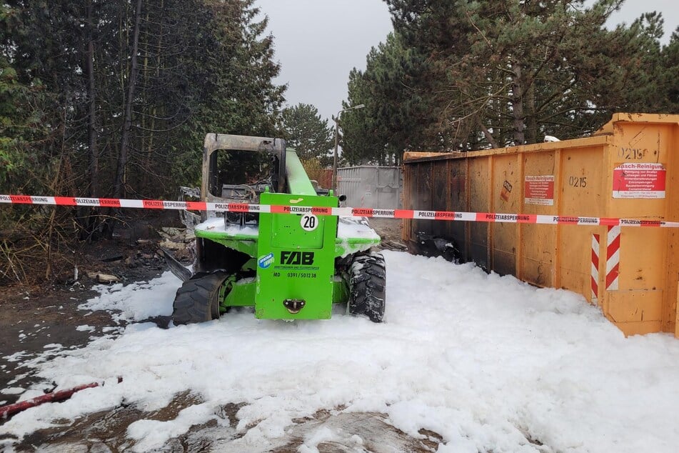 Der Radlader war nicht mehr zu retten. Jedoch konnte ein Ausbreiten der Flammen verhindert werden.
