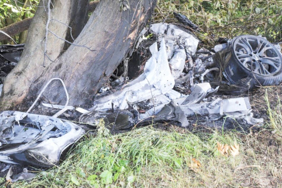 Auto kommt von Straße ab und fängt Feuer: Fahrer verbrennt in Wrack