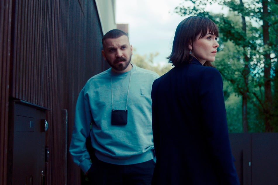 Hamza Kulina (Edin Hasanović, 33) und Maryam Azadi (Melika Foroutan, 50) entdecken Ungereimtheiten beim Tod eines Materialprüfers.