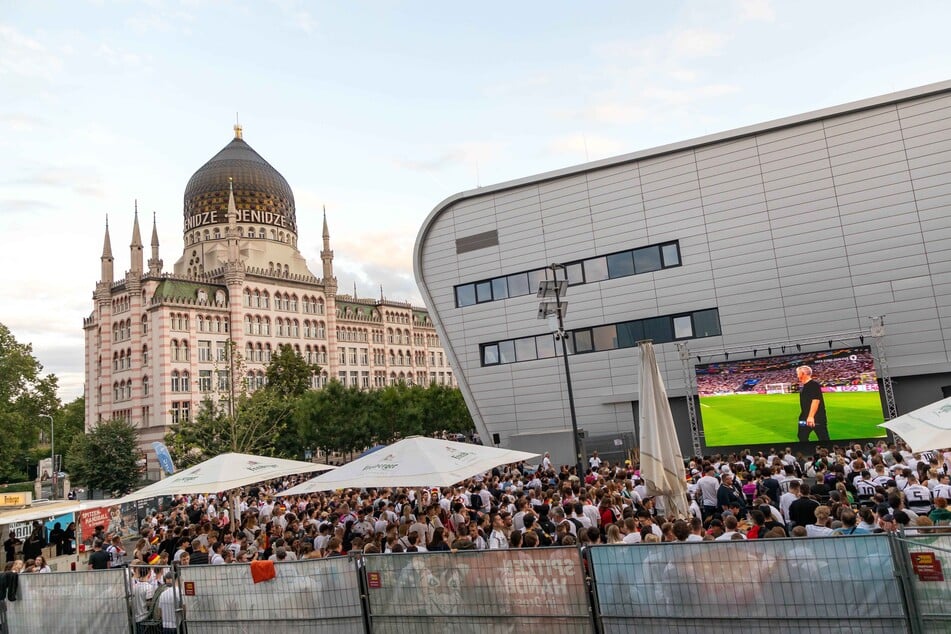 Wie schon bei den Fußball-Turnieren 2018, 2021 und 2024 findet auch 2026 an der Ballsportarena Dresden ein Public Viewing statt - dieses Mal allerdings nicht unter freiem Himmel.